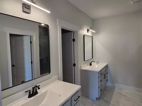 Bath - 2905 Binghamton Ln, Bloomington, IL 61705 photo 2 of 6
