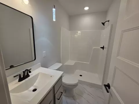 Bath - 2905 Binghamton Ln, Bloomington, IL 61705 photo 5 of 6