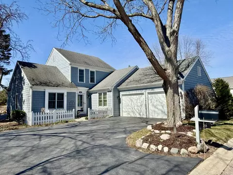 388 Narragansett Ct, Crystal Lake, IL 60012