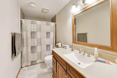 Bath - 4444 Westbridge Ct, Hoffman Estates, IL 60192 photo 4 of 4