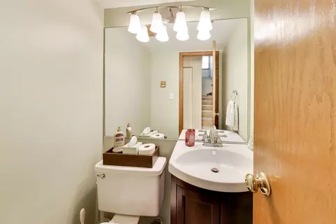 Bath - 4444 Westbridge Ct, Hoffman Estates, IL 60192 photo 1 of 4