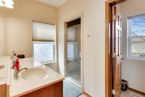 Bath - 4444 Westbridge Ct, Hoffman Estates, IL 60192 photo 3 of 4