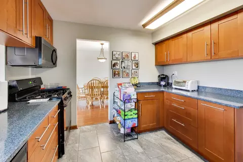 Kitchen - 4444 Westbridge Ct, Hoffman Estates, IL 60192 photo 2 of 3