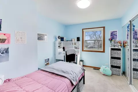 Bedroom - 4444 Westbridge Ct, Hoffman Estates, IL 60192 photo 5 of 7