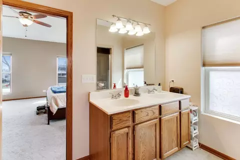 Bath - 4444 Westbridge Ct, Hoffman Estates, IL 60192 photo 2 of 4