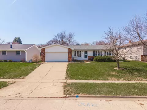 1312 Nicki Dr, Bloomington, IL 61704