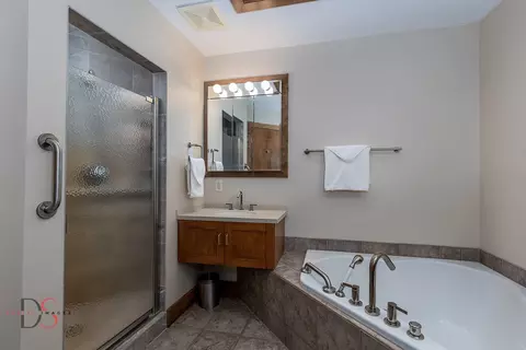Bath - 2778 E 1779th Rd, Ottawa, IL 61350 photo 2 of 4