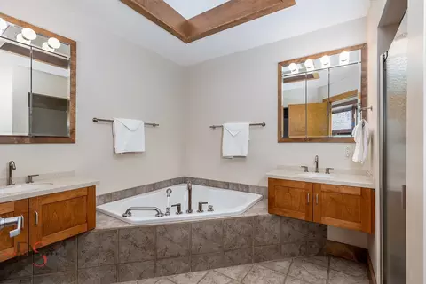 Bath - 2778 E 1779th Rd, Ottawa, IL 61350 photo 1 of 4