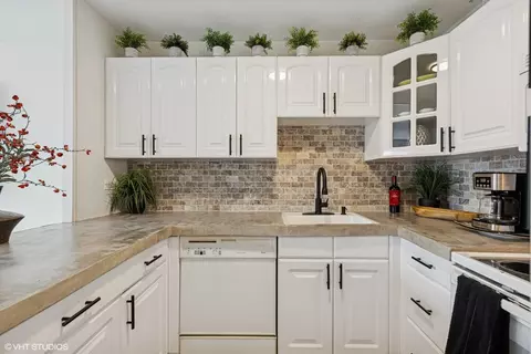 Kitchen - 111 E Chestnut St #21B, Chicago, IL 60611 photo 2 of 3