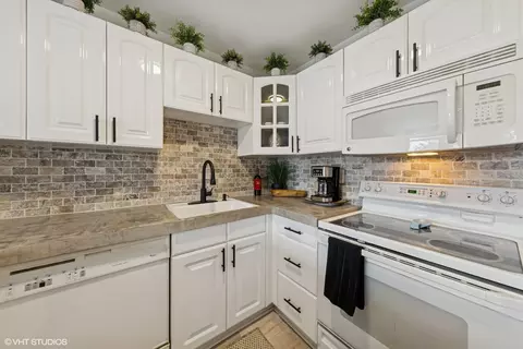 Kitchen - 111 E Chestnut St #21B, Chicago, IL 60611 photo 1 of 3