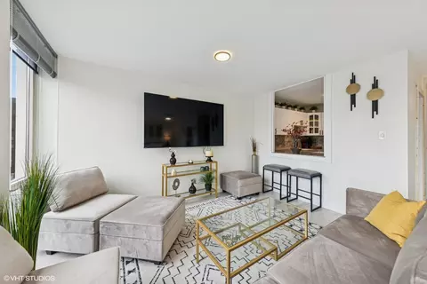 Living - 111 E Chestnut St #21B, Chicago, IL 60611 photo 3 of 4