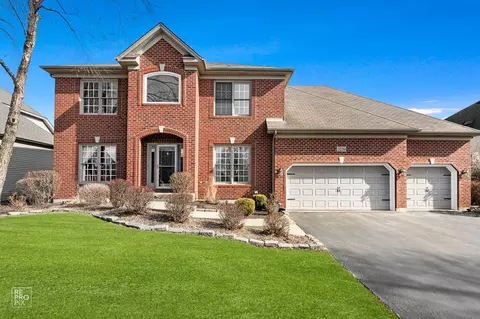 2220 Brookwood Dr, South Elgin, IL 60177