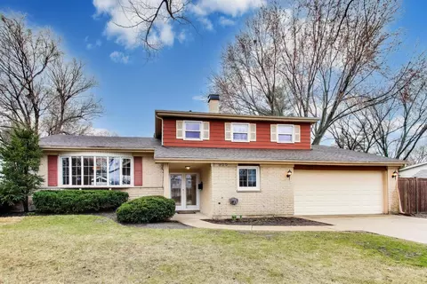 905 Crestfield Ave, Libertyville, IL 60048