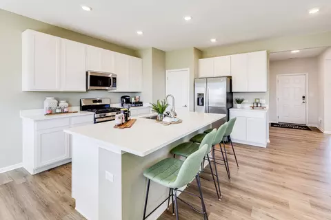 Kitchen - 405 S Constitution Dr, Aurora, IL 60506 photo 2 of 3