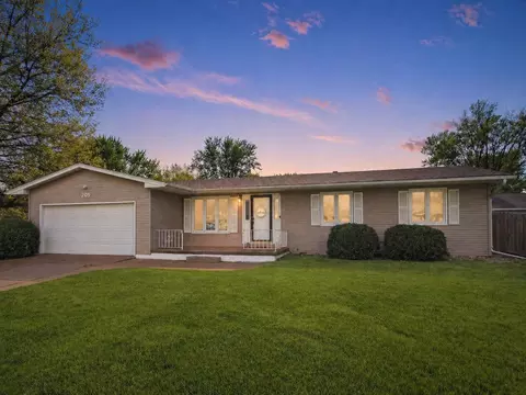 205 Park Lane Cir, Eldridge, IA 52748