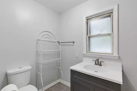 Bath - 320 Streamside Dr, Harvey, IL 60426 photo 1 of 3