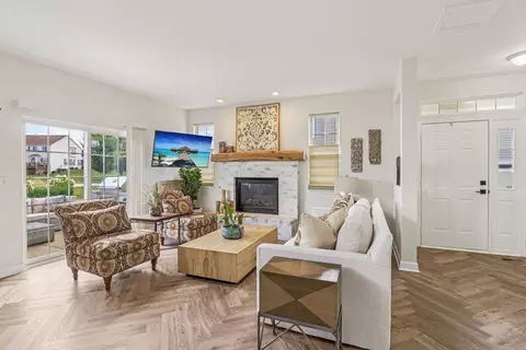 Living - 1195 Mark Ct, Antioch, IL 60002 photo 2 of 3