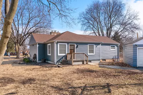 338 Lakelawn Blvd, Aurora, IL 60506