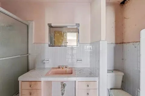 Bath - 404 Oak Dr, Roberts, IL 60962 photo 3 of 3