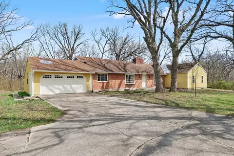 Exterior - 404 Oak Dr, Roberts, IL 60962 photo 4 of 9