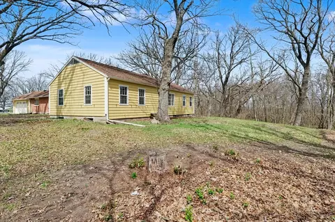 Exterior - 404 Oak Dr, Roberts, IL 60962 photo 2 of 9