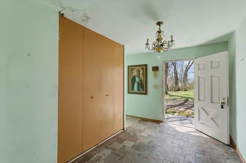 Entry Way - 404 Oak Dr, Roberts, IL 60962 photo 2 of 2
