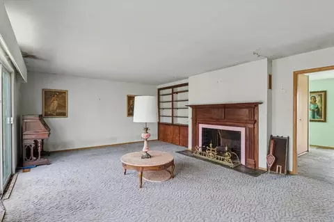 Living - 404 Oak Dr, Roberts, IL 60962 photo 2 of 7