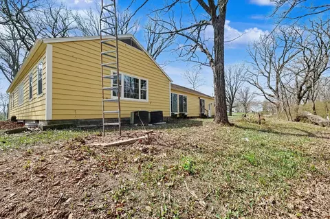 Exterior - 404 Oak Dr, Roberts, IL 60962 photo 6 of 9