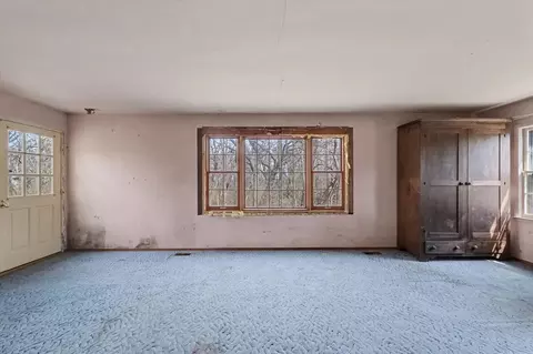 Living - 404 Oak Dr, Roberts, IL 60962 photo 6 of 7
