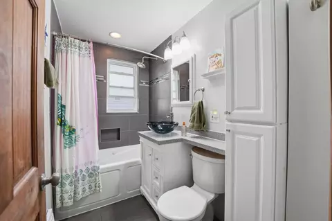 Bath - 4140 Anna Ave, Lyons, IL 60534 photo 1 of 2