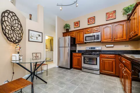 Kitchen - 274 Wildspring Ct, Itasca, IL 60143 photo 1 of 2