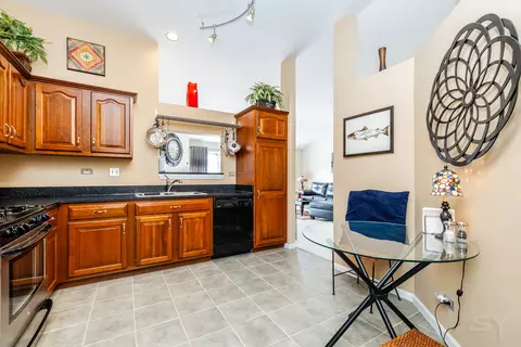 Kitchen - 274 Wildspring Ct, Itasca, IL 60143 photo 2 of 2