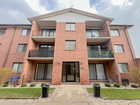 8422 W Catalpa Ave #202, Chicago, IL 60656