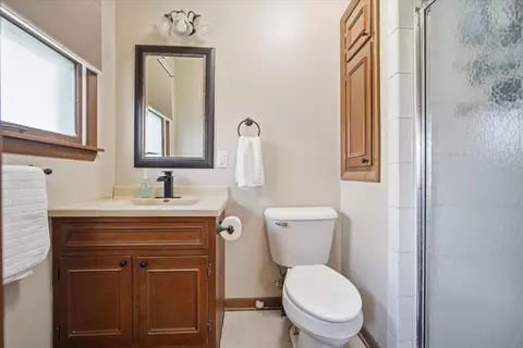 Bath - 308 Linden St, Dwight, IL 60420 photo 2 of 2