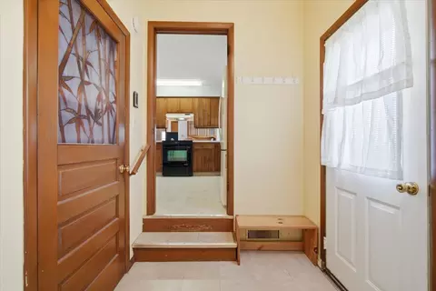Entry Way - 308 Linden St, Dwight, IL 60420 photo 2 of 4