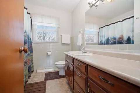 Bath - 308 Linden St, Dwight, IL 60420 photo 1 of 2