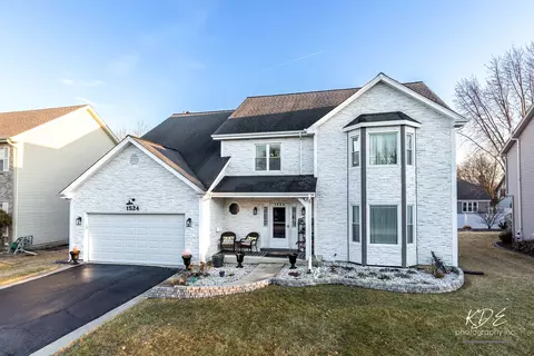 1524 Oswego Rd, Naperville, IL 60540