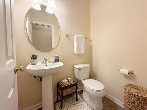 Bath - 132 Dawson Dr, Elgin, IL 60120 photo 1 of 3
