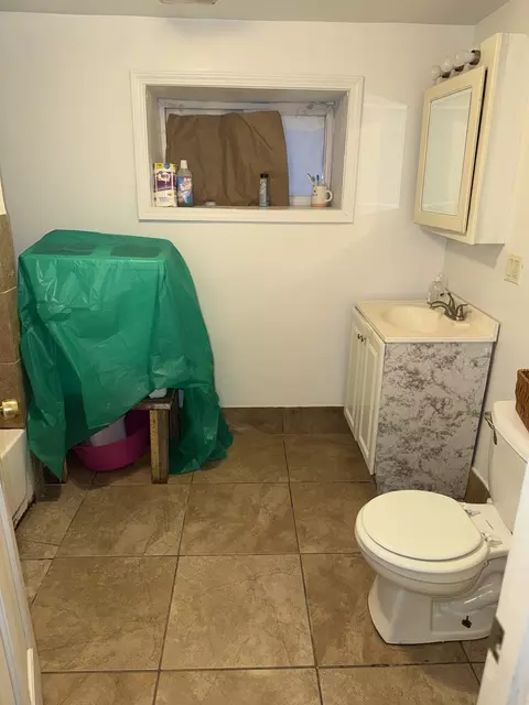 Bath - Undisclosed, Chicago, IL 60617 photo 3 of 4