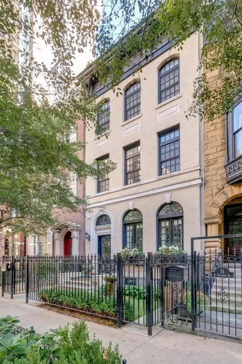 53 E Division St, Chicago, IL 60610