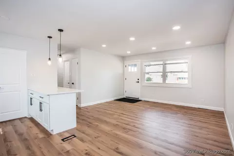 Living - 8651 44th St, Lyons, IL 60534 photo 2 of 3