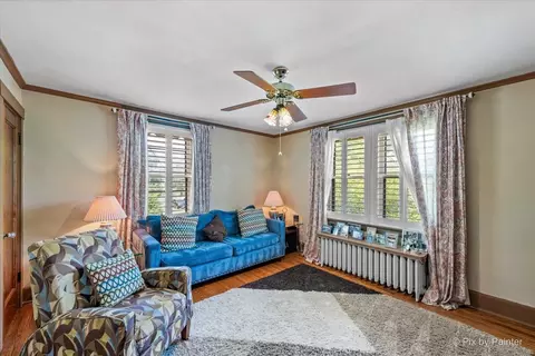 Living - 585 Park St, Elgin, IL 60120 photo 4 of 5