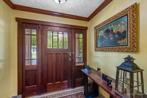 Entry Way - 585 Park St, Elgin, IL 60120 photo 1 of 4