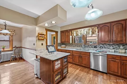 Kitchen - 585 Park St, Elgin, IL 60120 photo 3 of 5