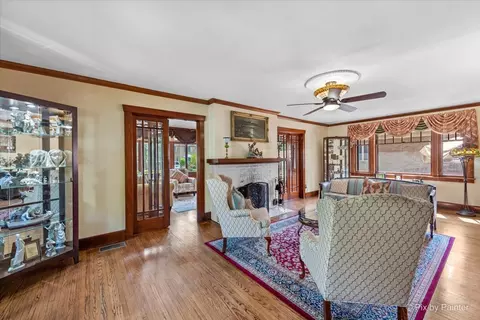 Living - 585 Park St, Elgin, IL 60120 photo 2 of 5