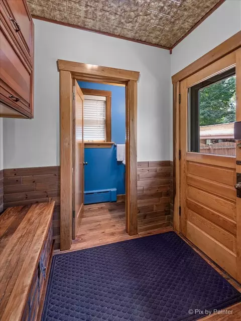 Entry Way - 585 Park St, Elgin, IL 60120 photo 4 of 4