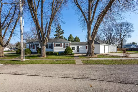 Exterior - 101 E D St, Alpha, IL 61413 photo 3 of 12