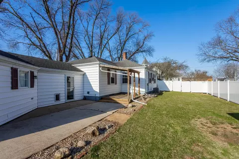 Exterior - 101 E D St, Alpha, IL 61413 photo 10 of 12