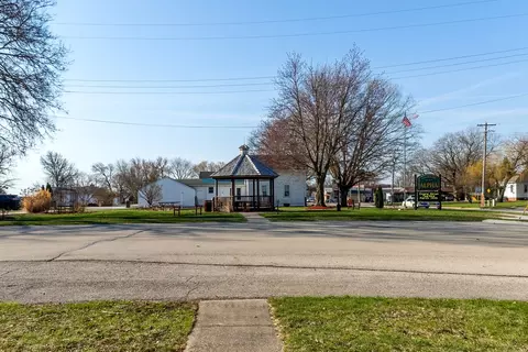 Exterior - 101 E D St, Alpha, IL 61413 photo 6 of 12
