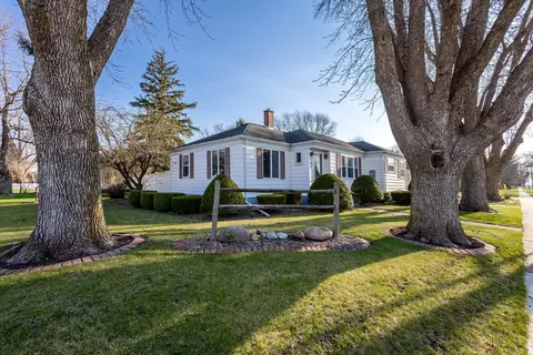 Exterior - 101 E D St, Alpha, IL 61413 photo 2 of 12